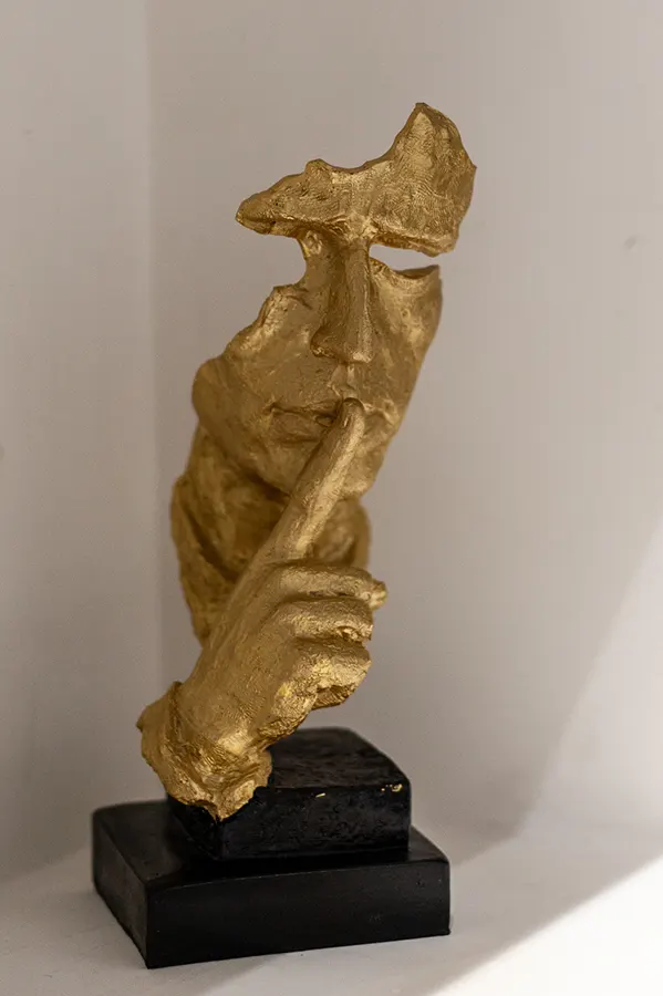Scultura decorativa dorata, dettaglio arredo, appartamento AuraVista, Montefiascone