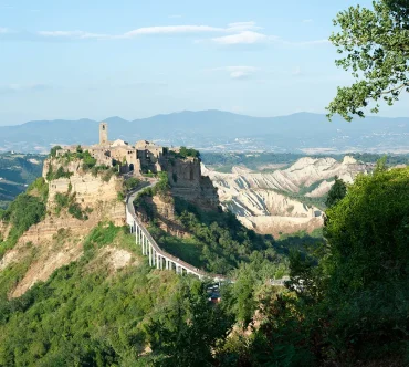 Civita di Bagnoregio con ponte pedonale e valle dei Calanchi, Tuscia viterbese, a 25 km da AuraVista Montefiascone