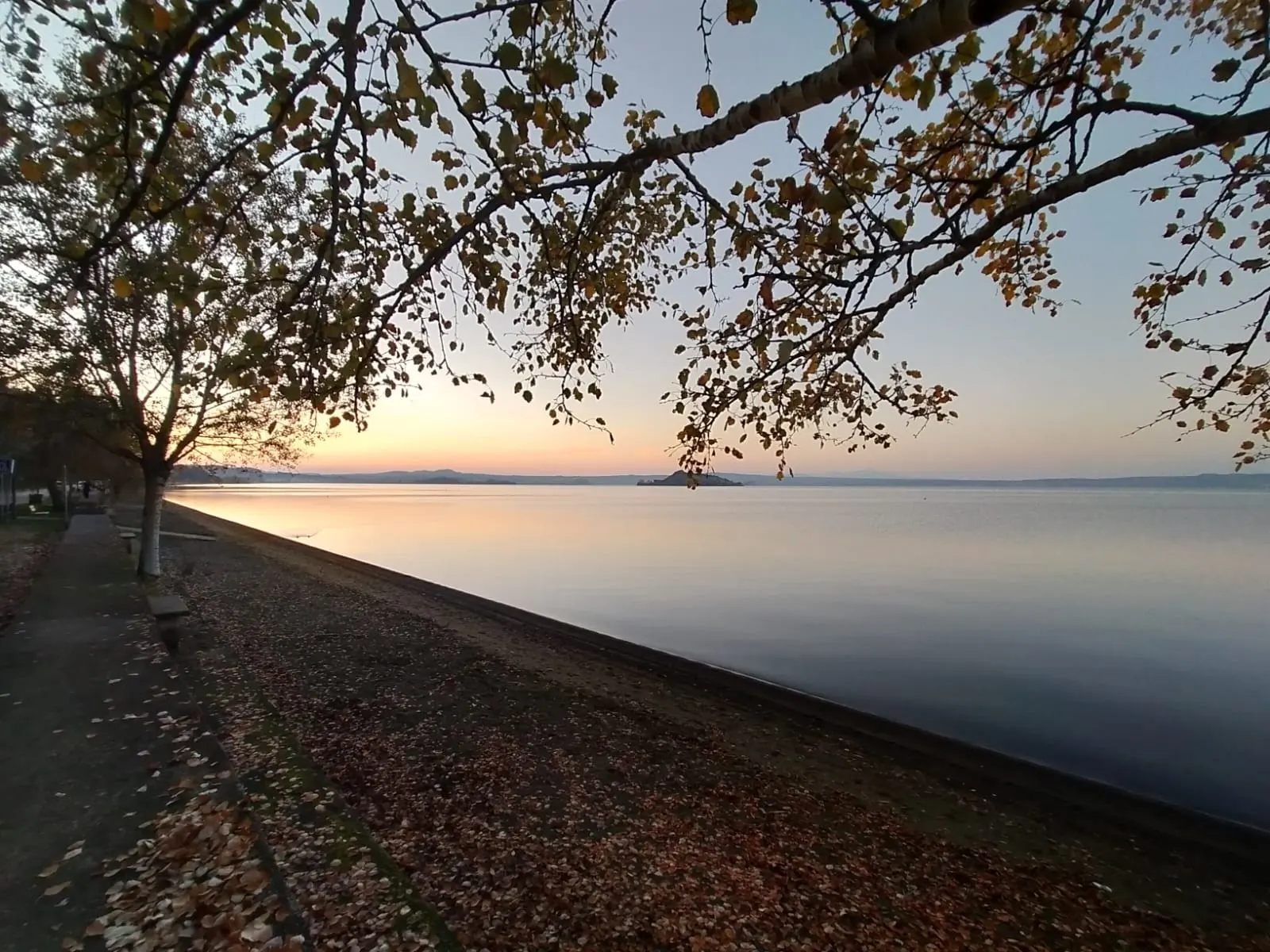 Passeggiare lungo il Lago di Bolsena: i tratti più belli della riva