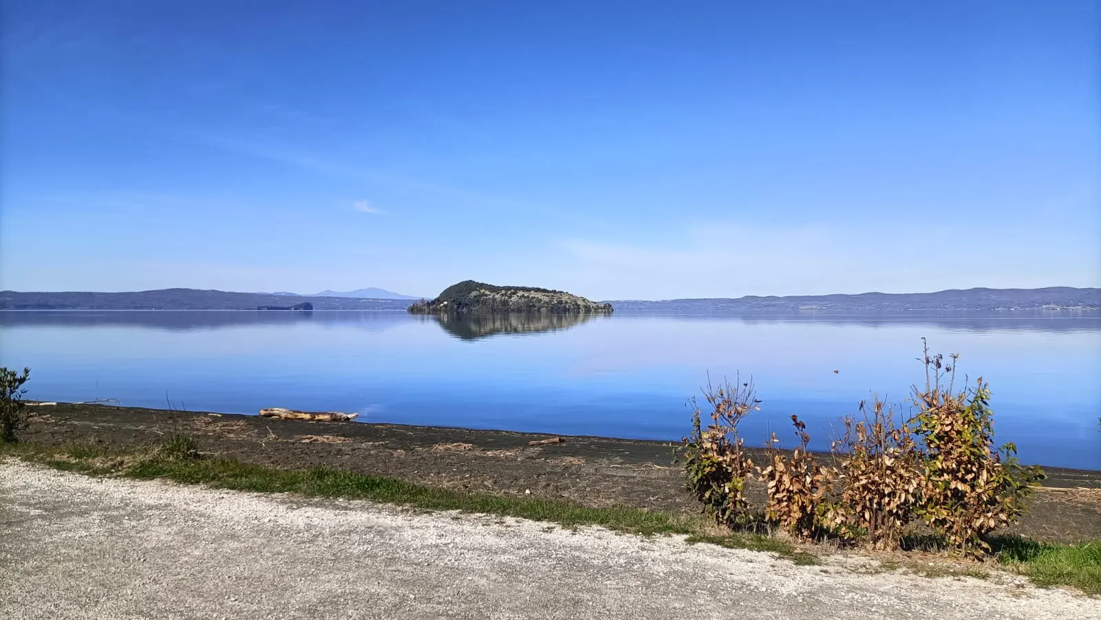 Passeggiare lungo il Lago di Bolsena: i tratti più belli della riva