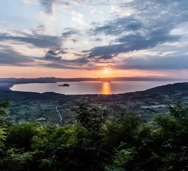 Tramonto sul Lago di Bolsena con Isola Bisentina visto dal Belvedere di Montefiascone, casa vacanze AuraVista
